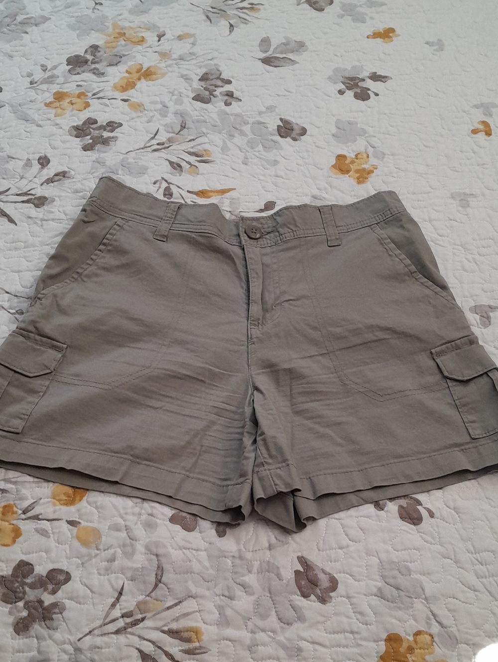 Lee Women's Cargo Shorts in Olive